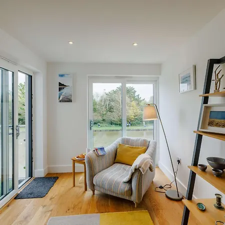2 Bed In 90096