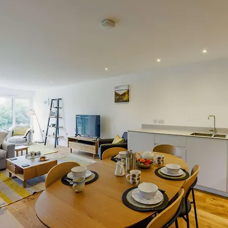2 Bed In 90096 Bude